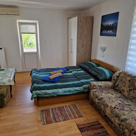 Apartments Nikol Lopar Eksteriør bilde