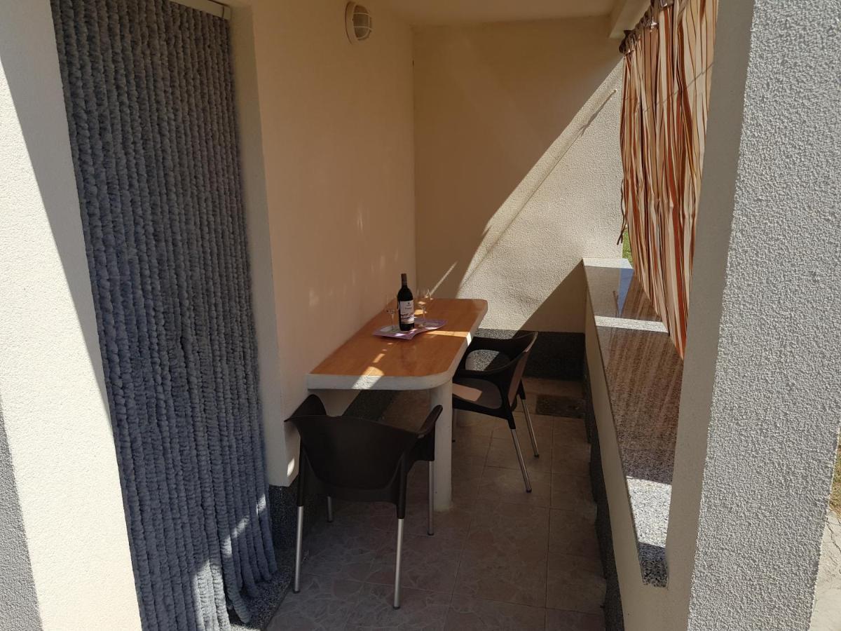 Apartments Nikol Lopar Eksteriør bilde